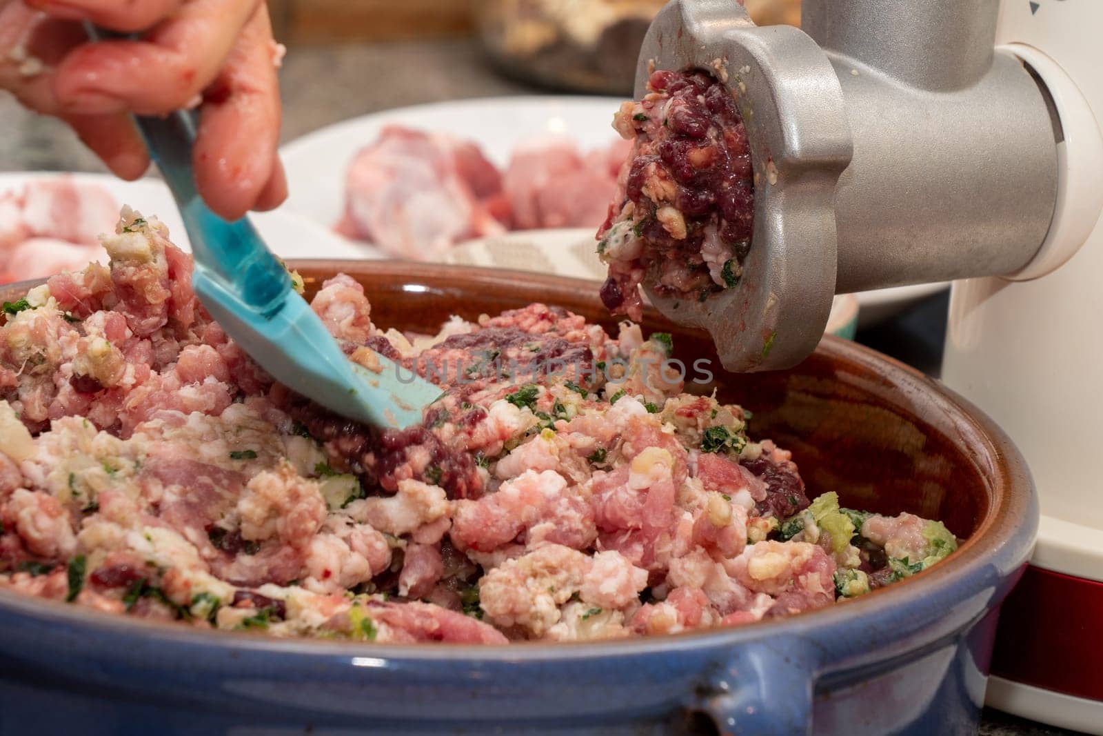 the process of preparing forcemeat by means of a meat grinder