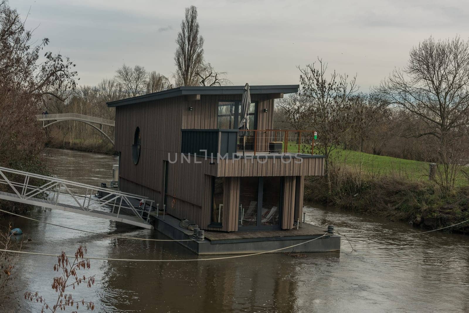 Houseboat at the confluence of the Nidda and Main River