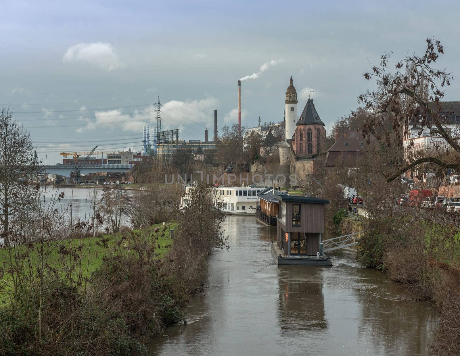 Houseboat at the confluence of the Nidda and Main River