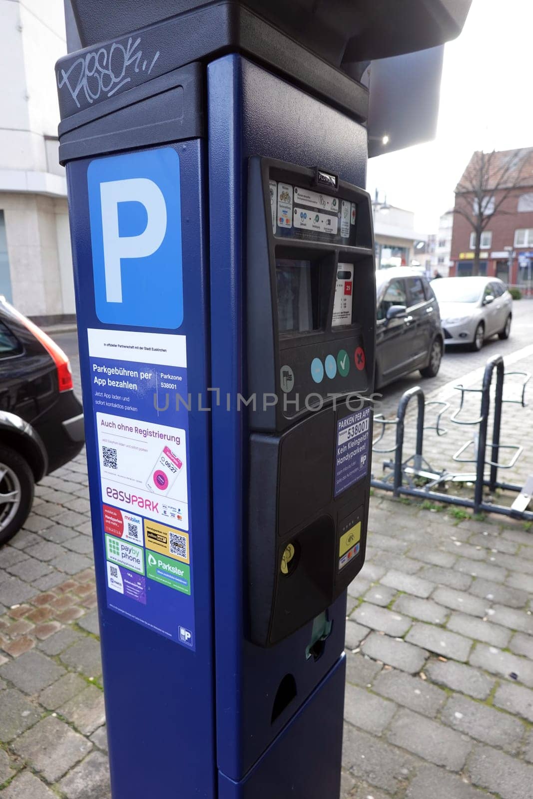 moderne Parkuhr für Handy-Parken,Kartenzahlung oder Bargeld - Symbolbild