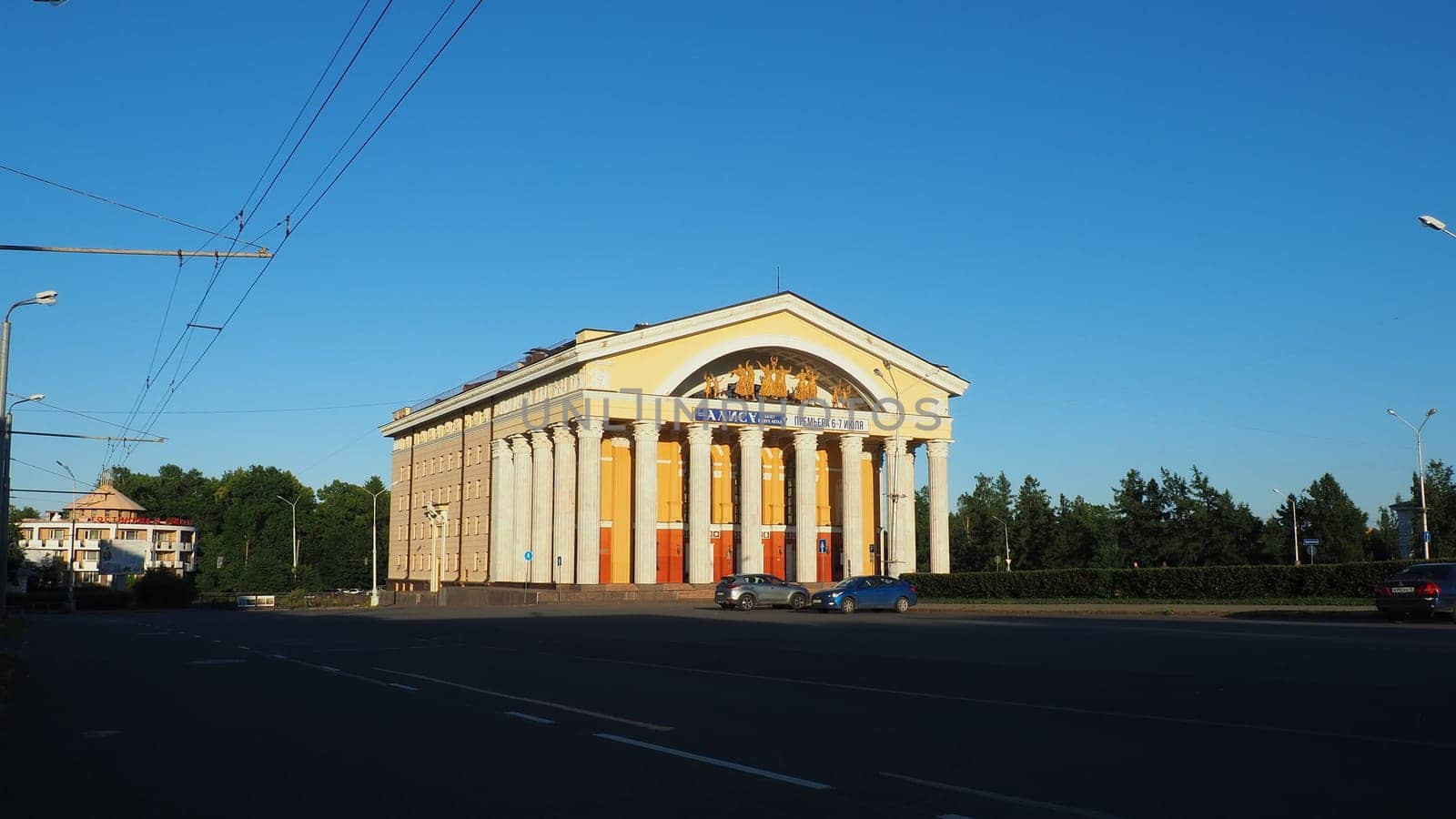 The Musical Theater of the Republic of Karelia is a state theater in Petrozavodsk. People are walking. Cars drive along Kirov Square. A car is passing along Karl Marx Street. Blue sky. August 3, 2022.