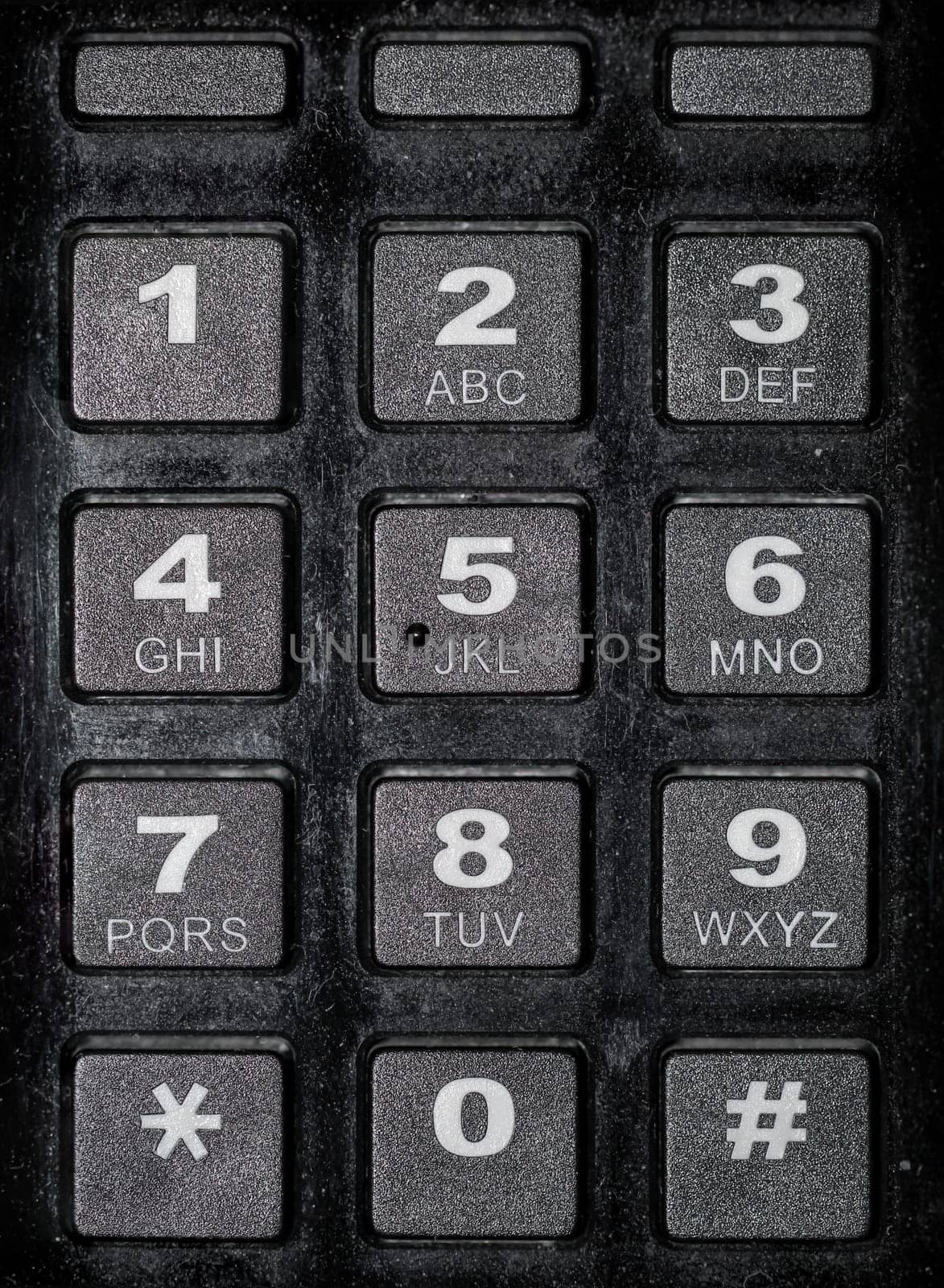 A detail of a keyboard with the numbers from 0 to 9 and the alphabet.