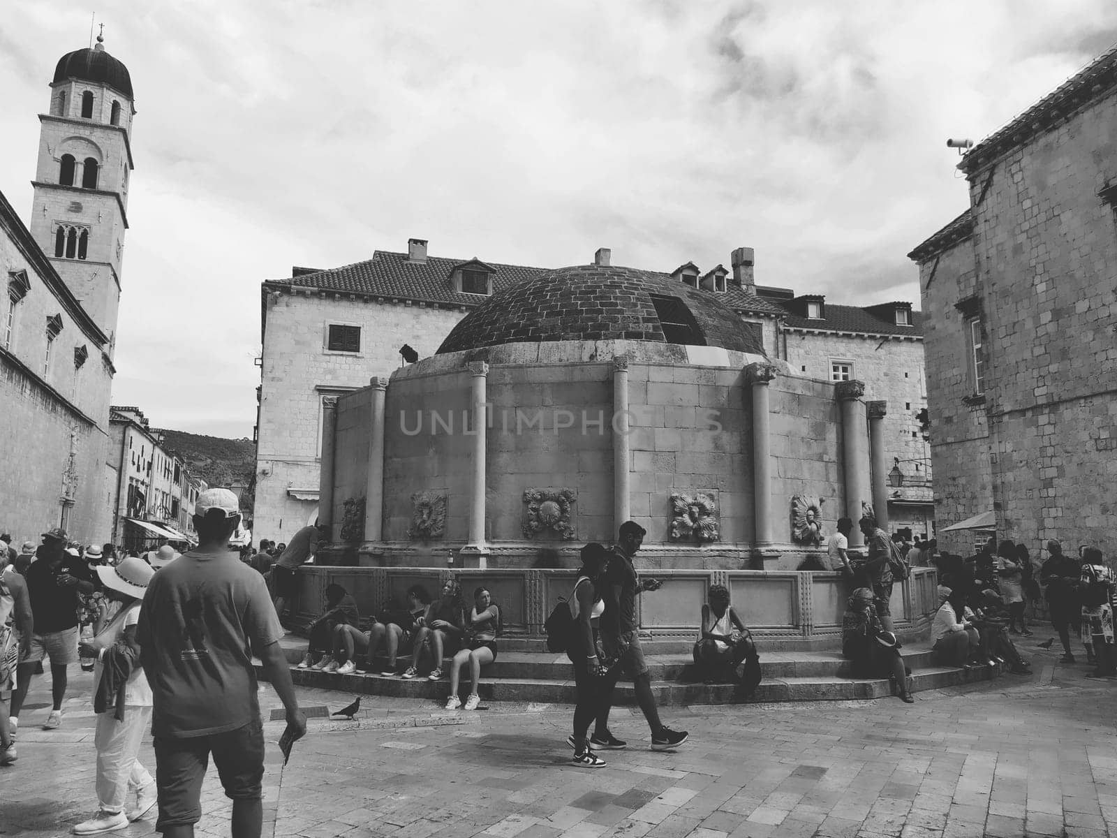 Big Onofrio Fountain, Velika Onofrijeva chesma, Dubrovnik, Croatia. Water supply established during the Quattrocento period. Numerous multinational happy tourists walk on the Stradun 14 August 2022.