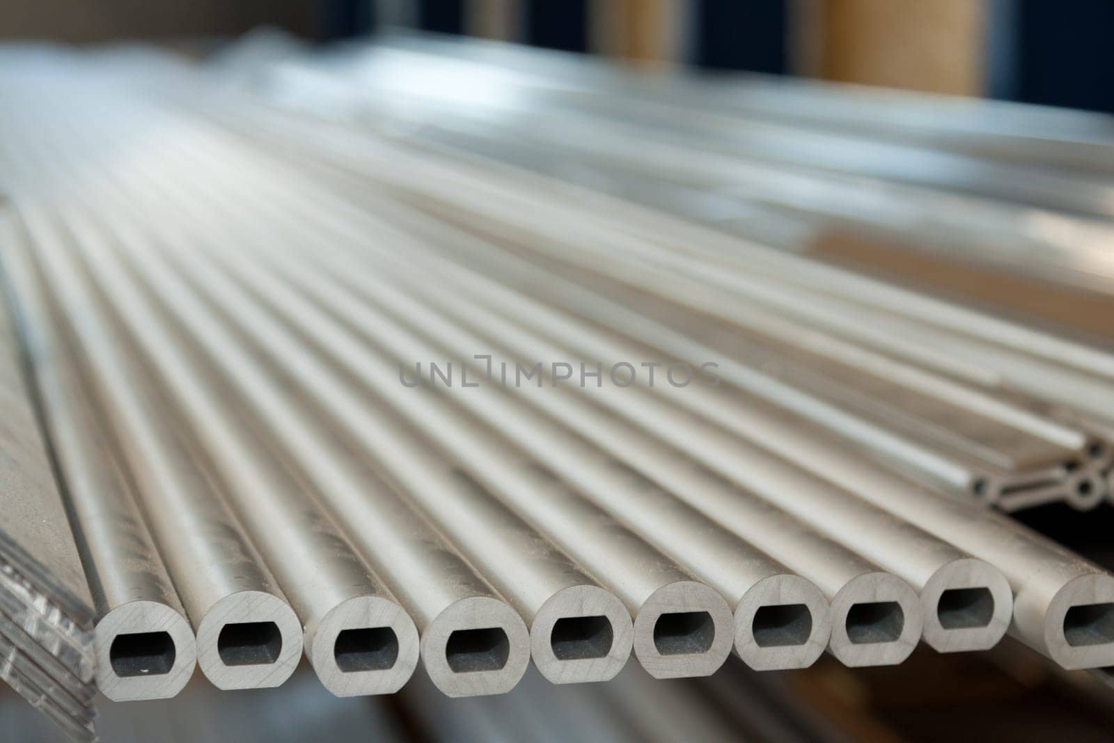 Round aluminium profiles with oval hole in the middle