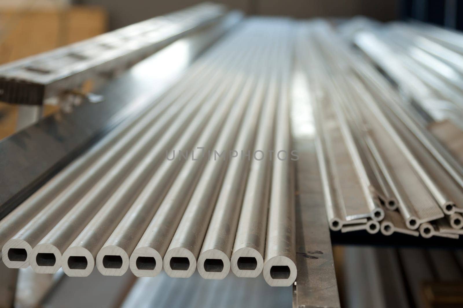 Round aluminium profiles with oval hole in the middle