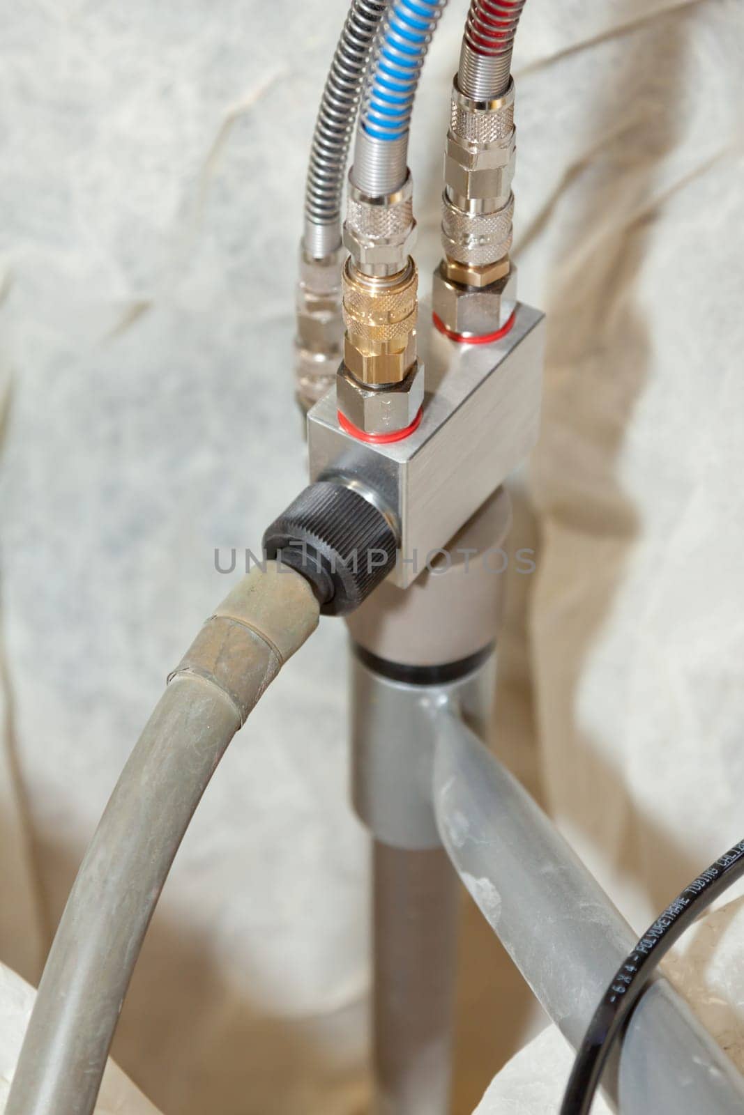 Connections of compressed air with hoses and screws