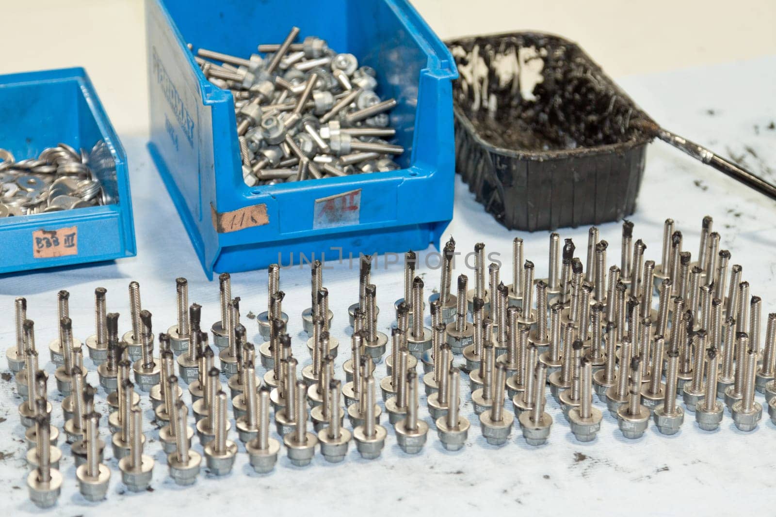 Screws with lubrication on an assembly table
