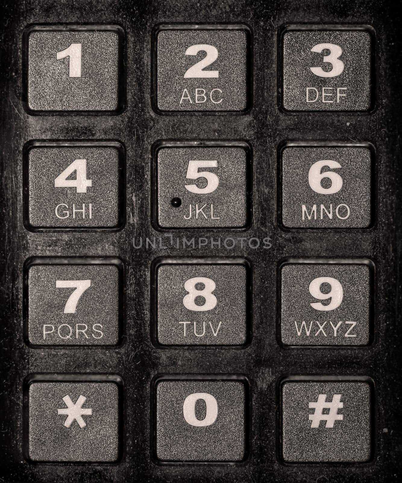 A detail of a keyboard with the numbers from 0 to 9 and the alphabet.