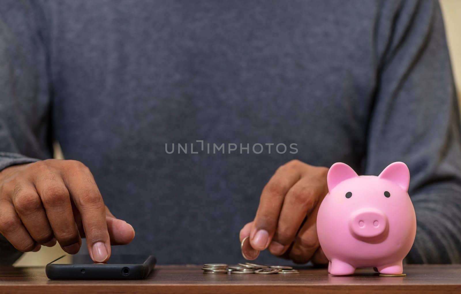 Investor online saving concept, Online Investment Savings, Online Stock Investors, Internet Financial Transactions, Save Monney for Investors Using Internet to Trade Stocks or Trade Fund