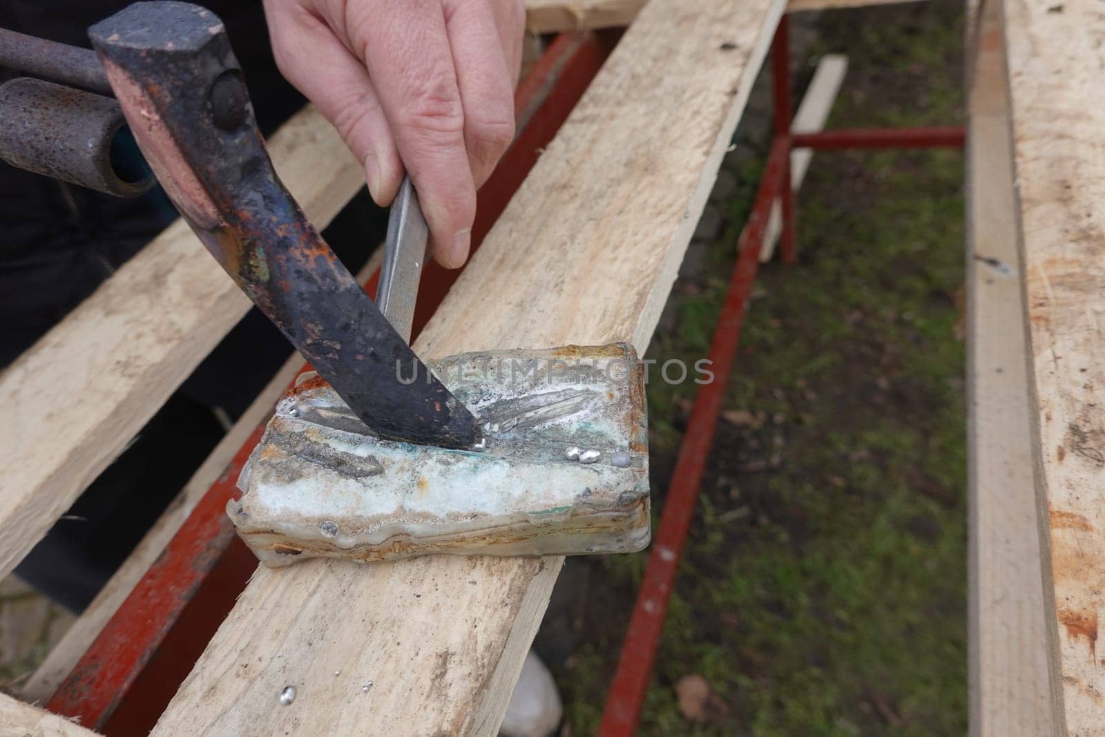 Lötkolben wird an einem Salmiakstein gereinigt