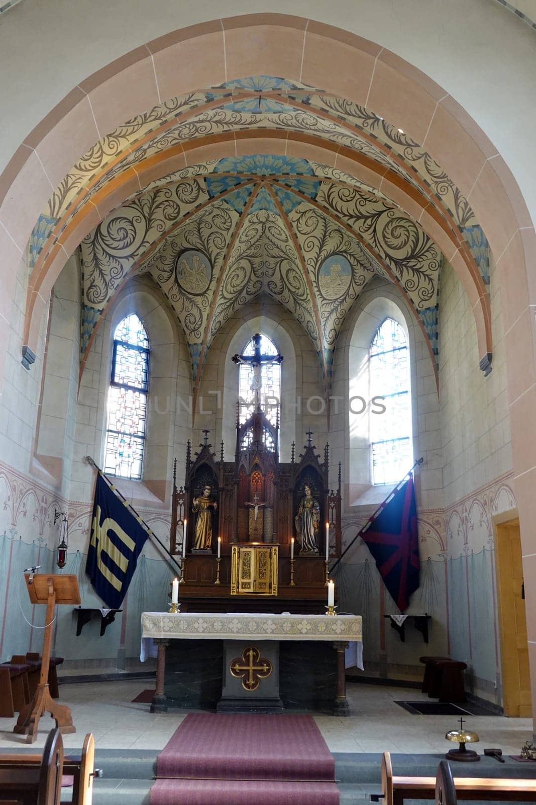 Katholische Pfarrkirche Notburgis in Lind mit mittelalterlichem Kern, Rheinland-Pfalz, Deutschland, Altenahr