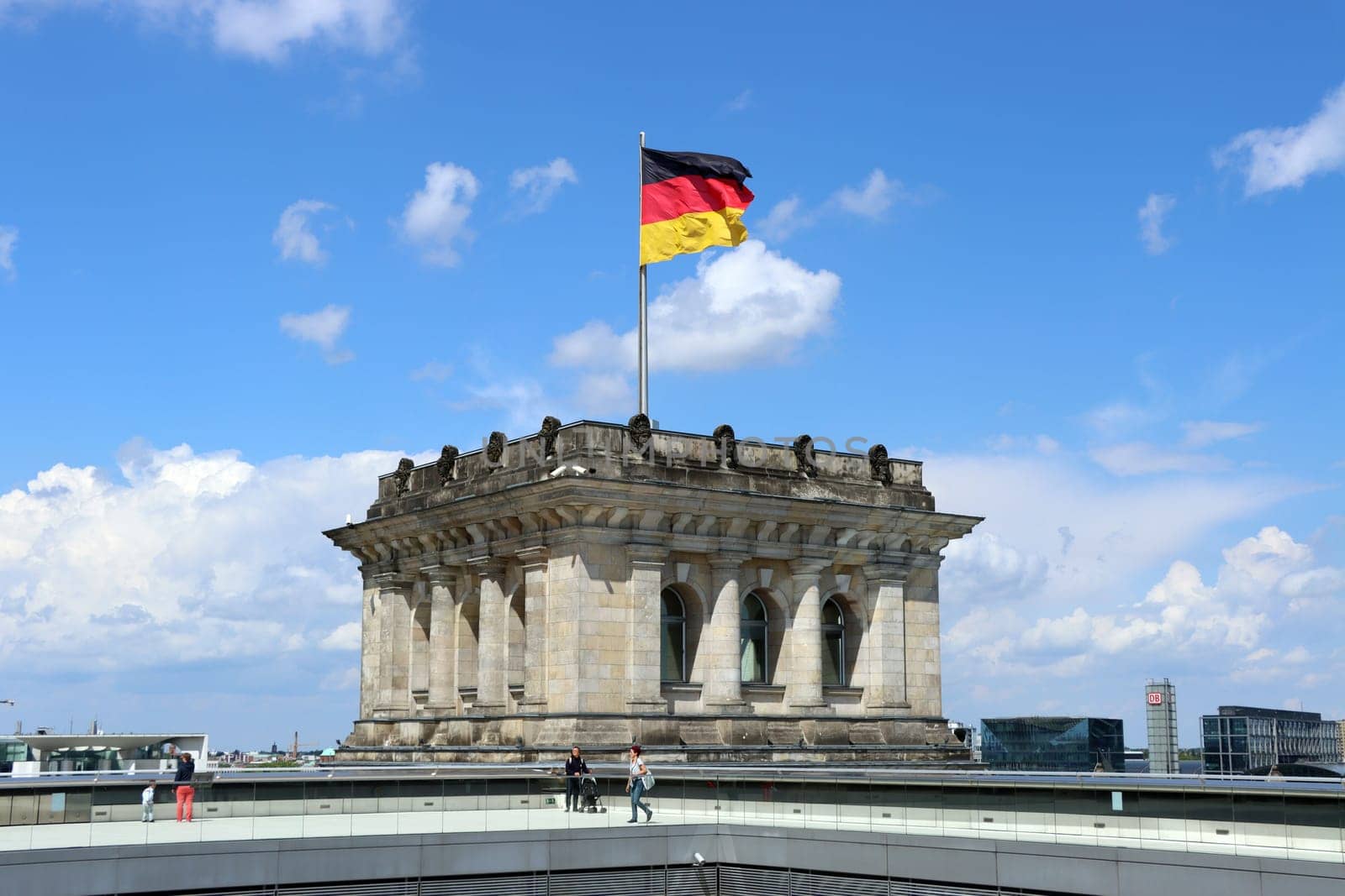 Aussichtsterrasse des Reichstages mit Deutschlandflagge, Deutschland, Berlin