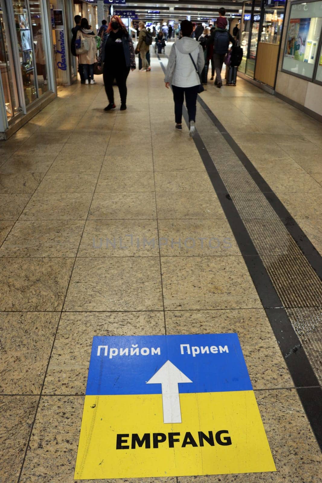 Wegweiser zu einer Auffangstation für ukrainische Flüchtlinge im Hauptbahnhof, Nordrhein-Westfalen, Deutschland,Köln