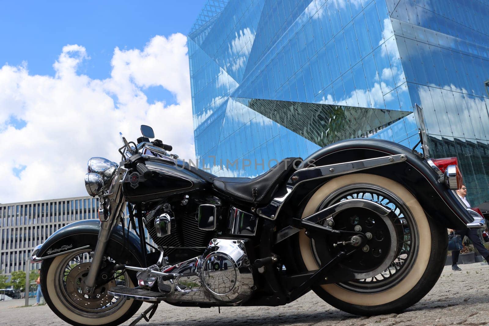 Harley Davidson Motorrad vor dem Cube Berlin, würfelförmiges Bürogebäude auf dem Washingtonplatz, direkt neben dem Hauptbahnhof, Deutschland, Berlin