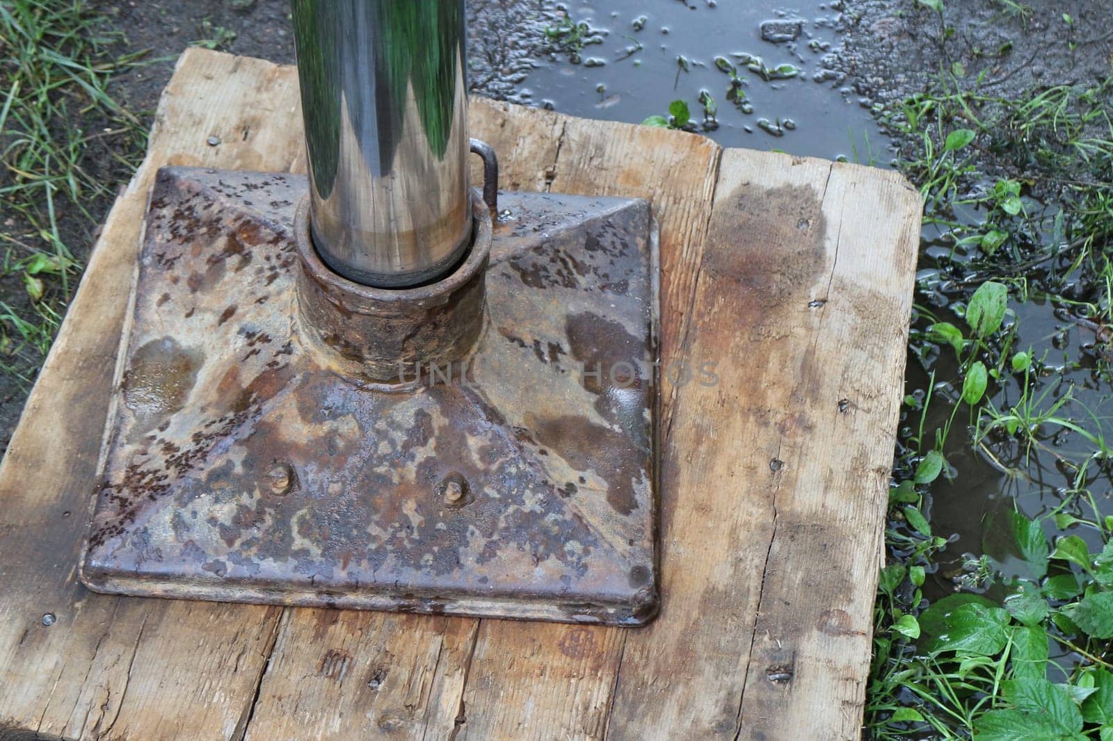 powerful hydraulic support, the hydraulic cylinder rests on the ground close-up