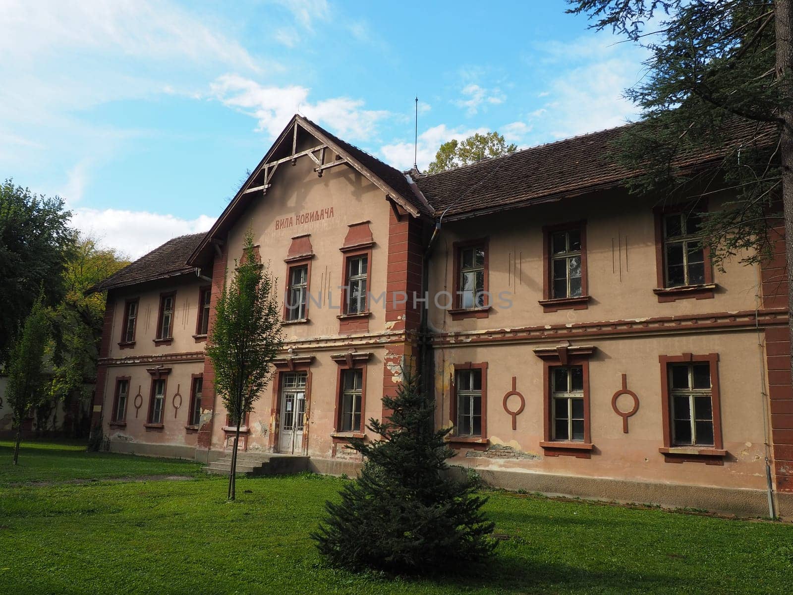 Banja Koviljaca, Serbia, Guchevo, Loznica, September 30, 2022. Rehabilitation center with sulfur and iron mineral waters. Old unrestored two-story villa buildings with a lawn, Banja Koviljacha.