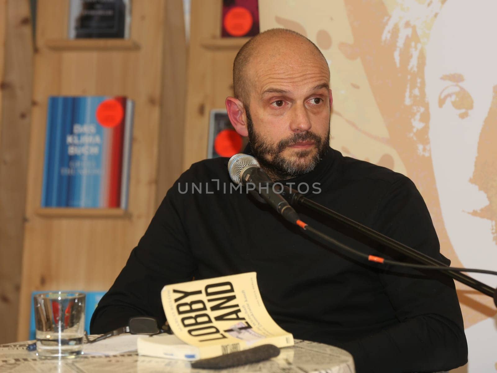 deutscher Politiker (Die PARTEI ) und Autor Marco Bülow bei einer Lesung zu seinem Buch Lobbyland am 02.02.2023 in Magdeburg