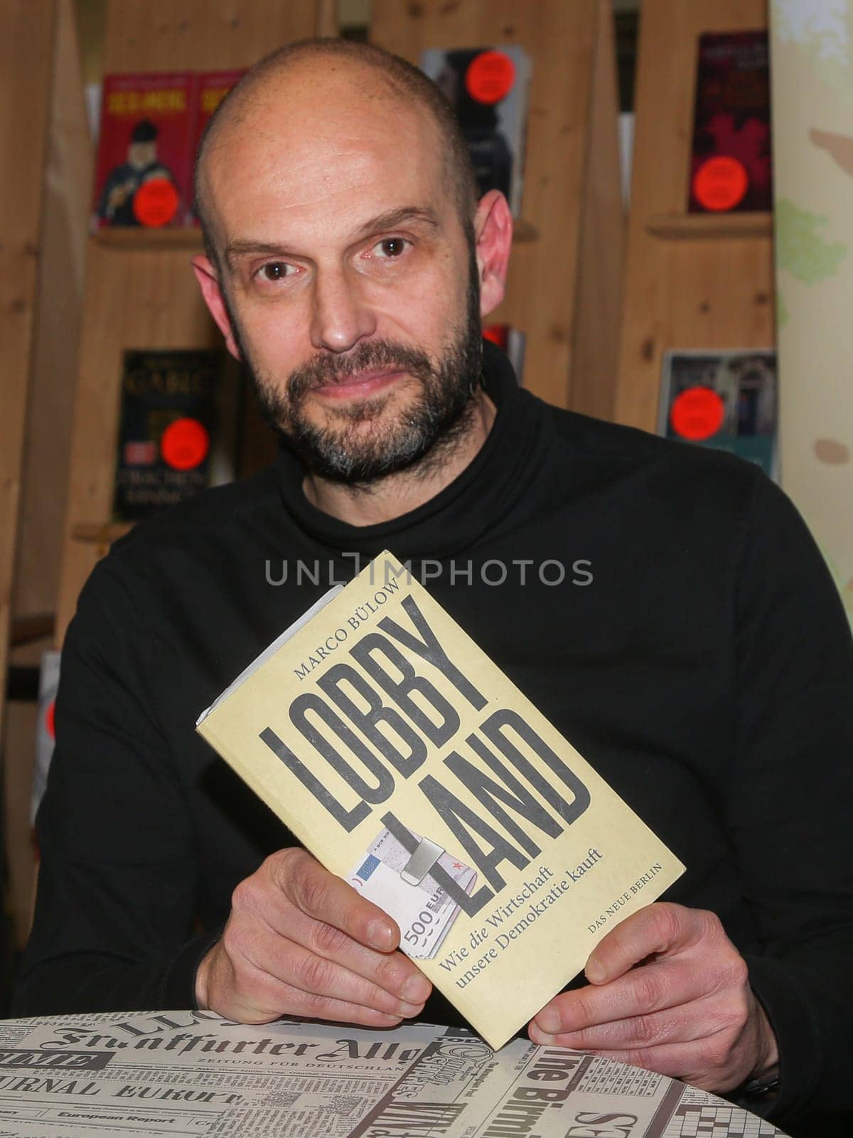 deutscher Politiker (Die PARTEI ) und Autor Marco Bülow bei einer Lesung zu seinem Buch Lobbyland am 02.02.2023 in Magdeburg