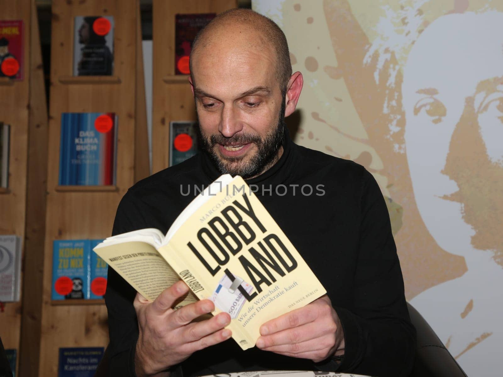 deutscher Politiker (Die PARTEI ) und Autor Marco Bülow bei einer Lesung zu seinem Buch Lobbyland am 02.02.2023 in Magdeburg