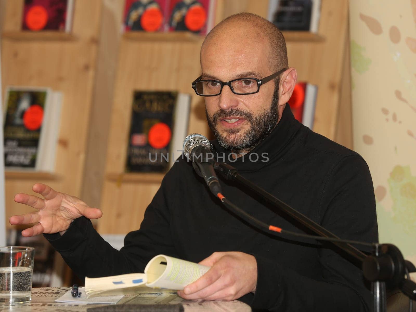 deutscher Politiker (Die PARTEI ) und Autor Marco Bülow bei einer Lesung zu seinem Buch Lobbyland am 02.02.2023 in Magdeburg