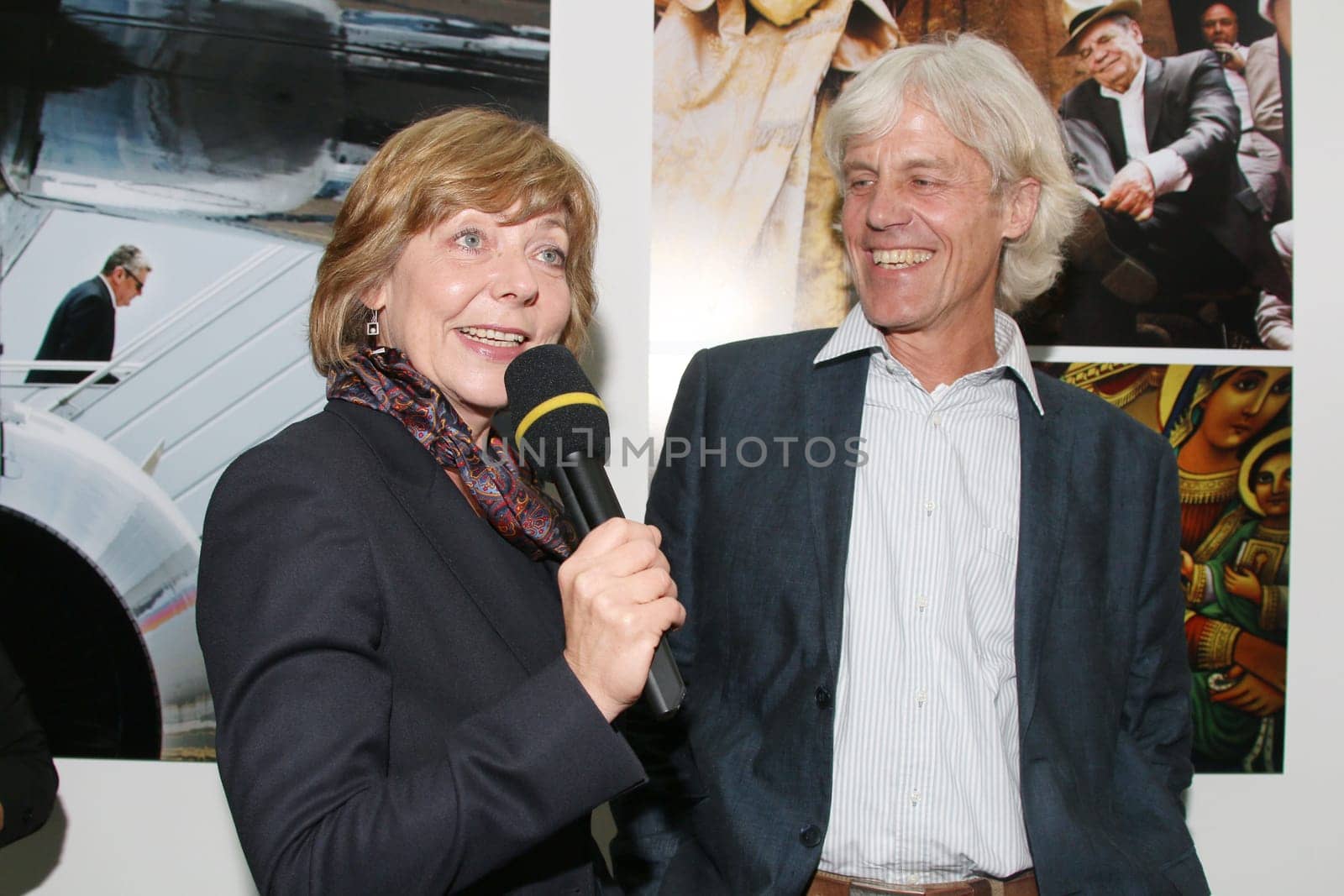 Christian Irrgang (photographer),Daniela Schadt (life faehrer of the Federal President),opening of the exhibition Buerger Gauck. On the road with an uncomfortable president in the atrium of the HanseMerkur Insurance Group Hamburg,22.06.2015