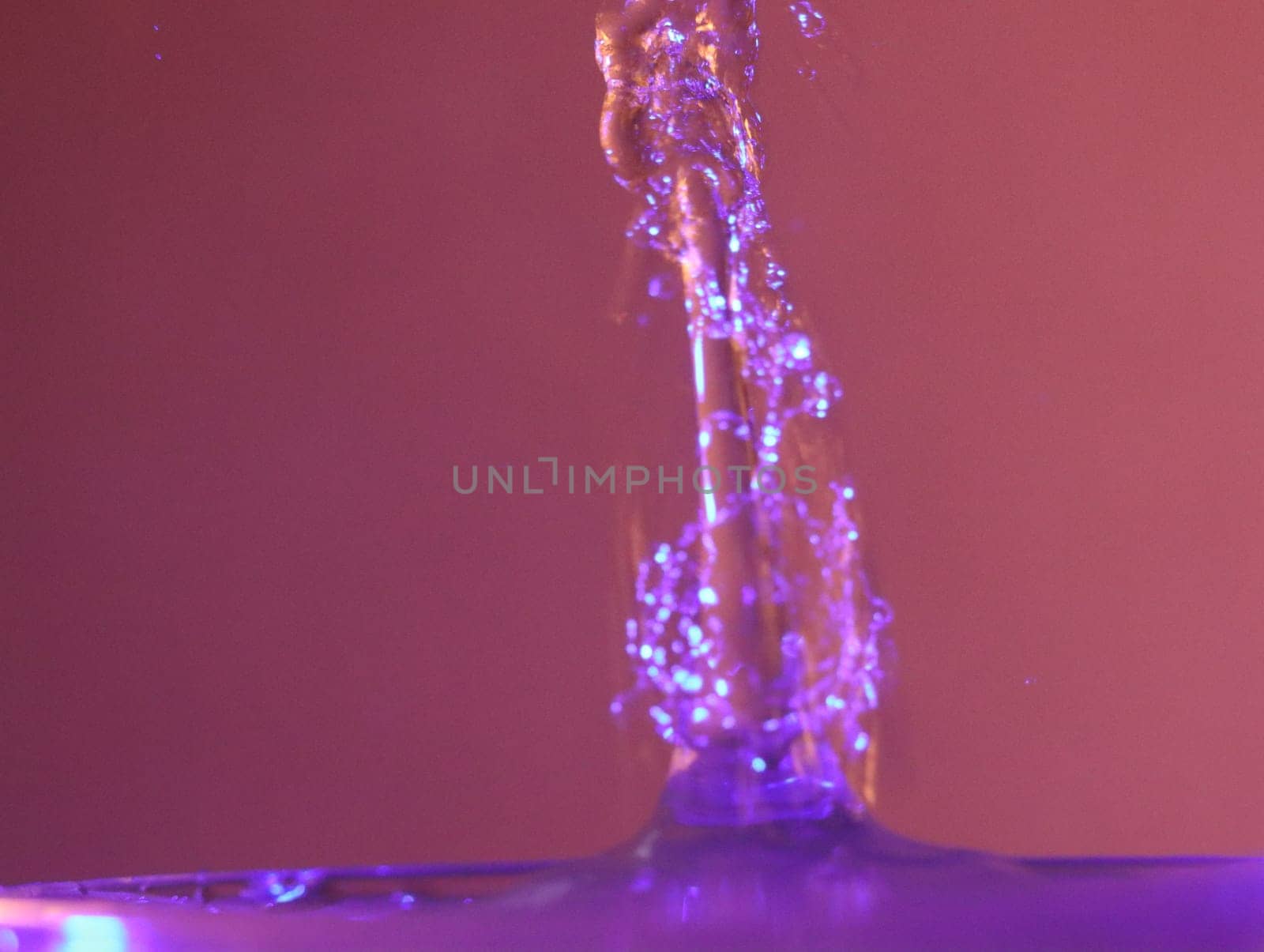 Drop of water colliding when it bounces and forming a palm tree