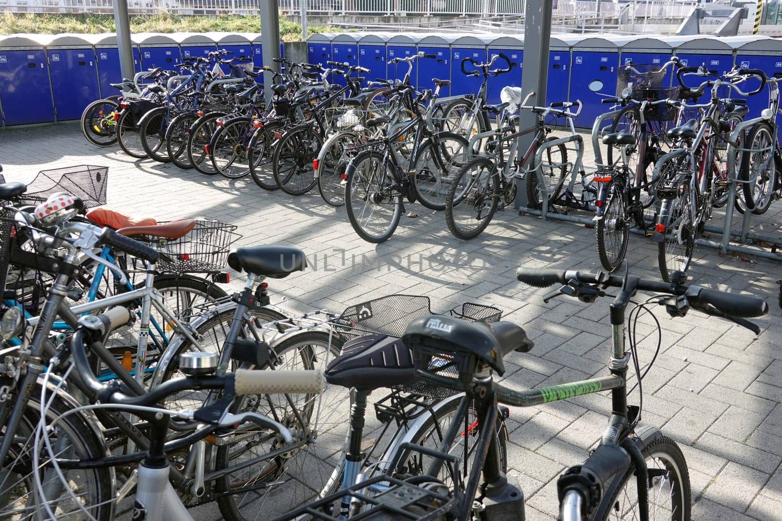 überdachter Fahrradparkplatz mit Fahrradgaragen am Bahnhof, Nordrhein-Westfalen, Deutschland, Euskirchen
