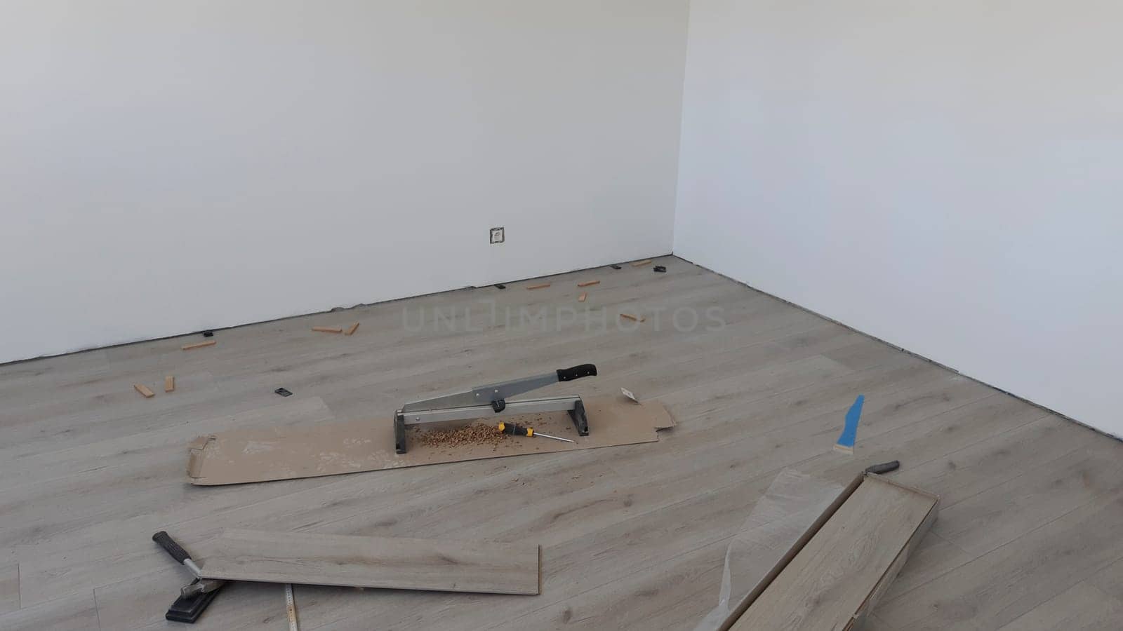 House renovation: DIY installing laminate flooring in a renovated room with white walls