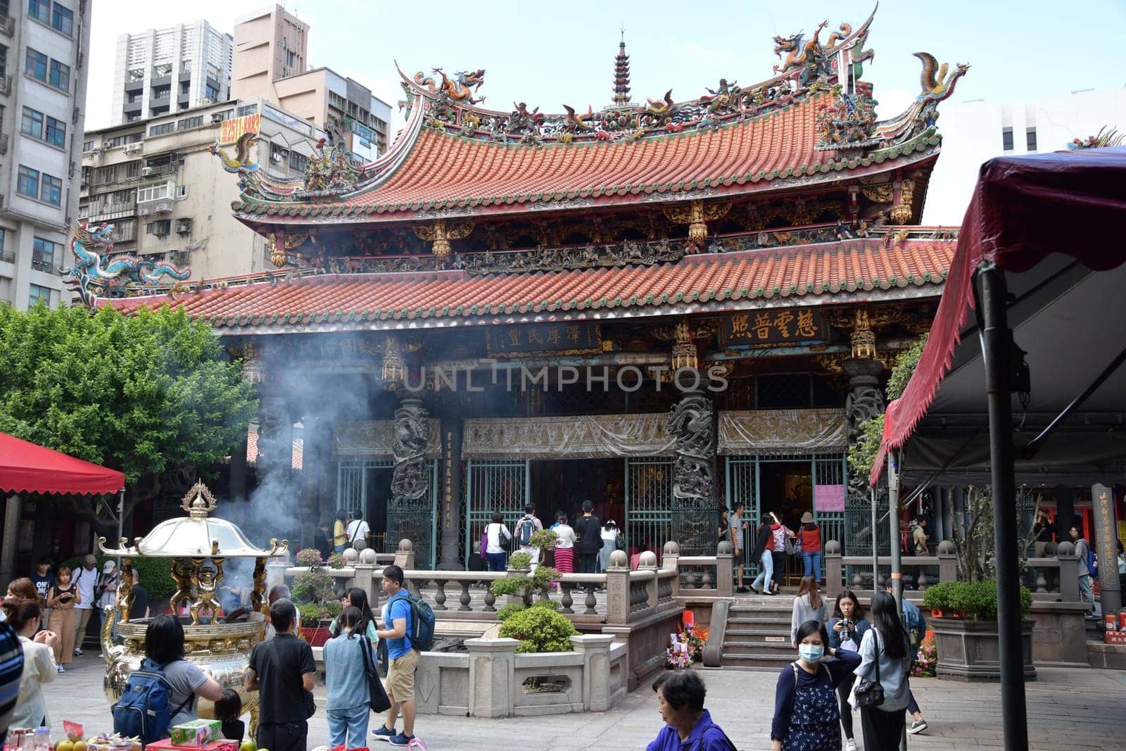 Group of tourists at Monga Longshan Temple