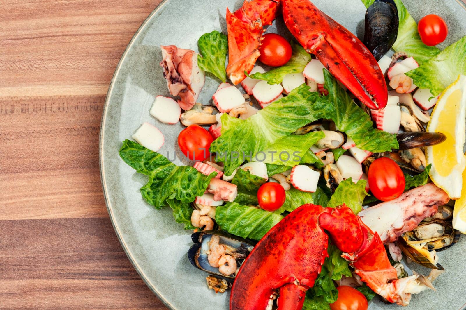 Mix of salad with oysters, mussels, lobster and vegetables.