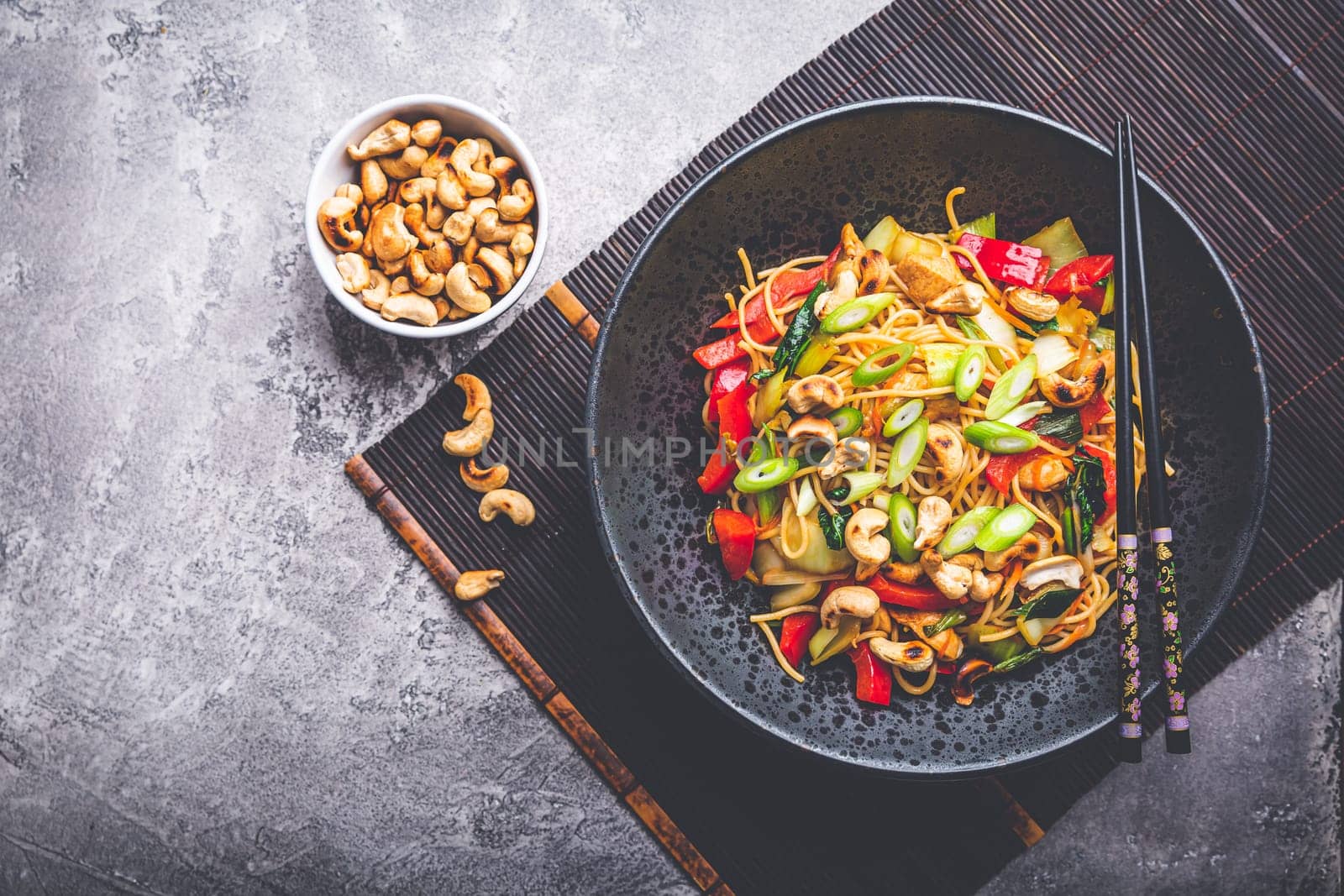 Stir fry noodles with chicken, vegetables and roasted cashew nuts