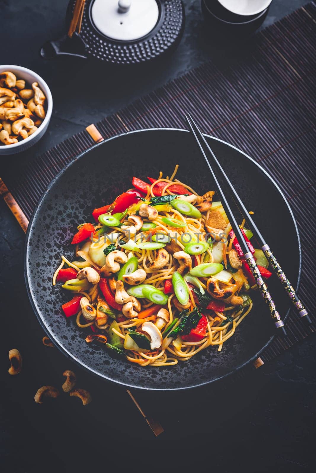 Stir fry noodles with chicken, vegetables and roasted cashew nuts