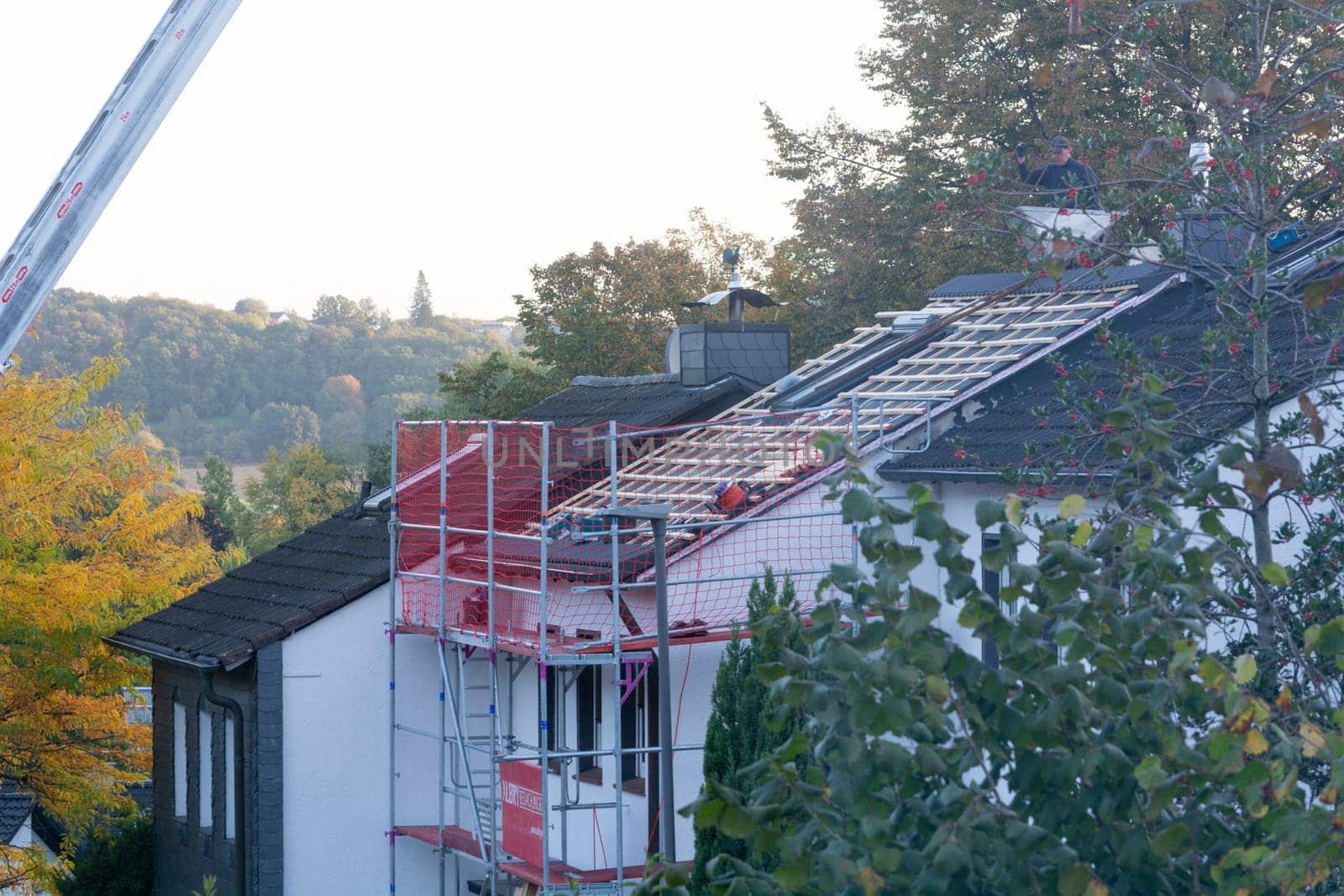 HEILIGENHAUS, NRW, GERMANY - OKTOBER 10, 2022:.Heiligenhaus, Nrw, Germany - Oktober 10, 2022:.Closeup of house roof top covered with ceramic shingles. Tiled covering of buildingMehrere Werte)