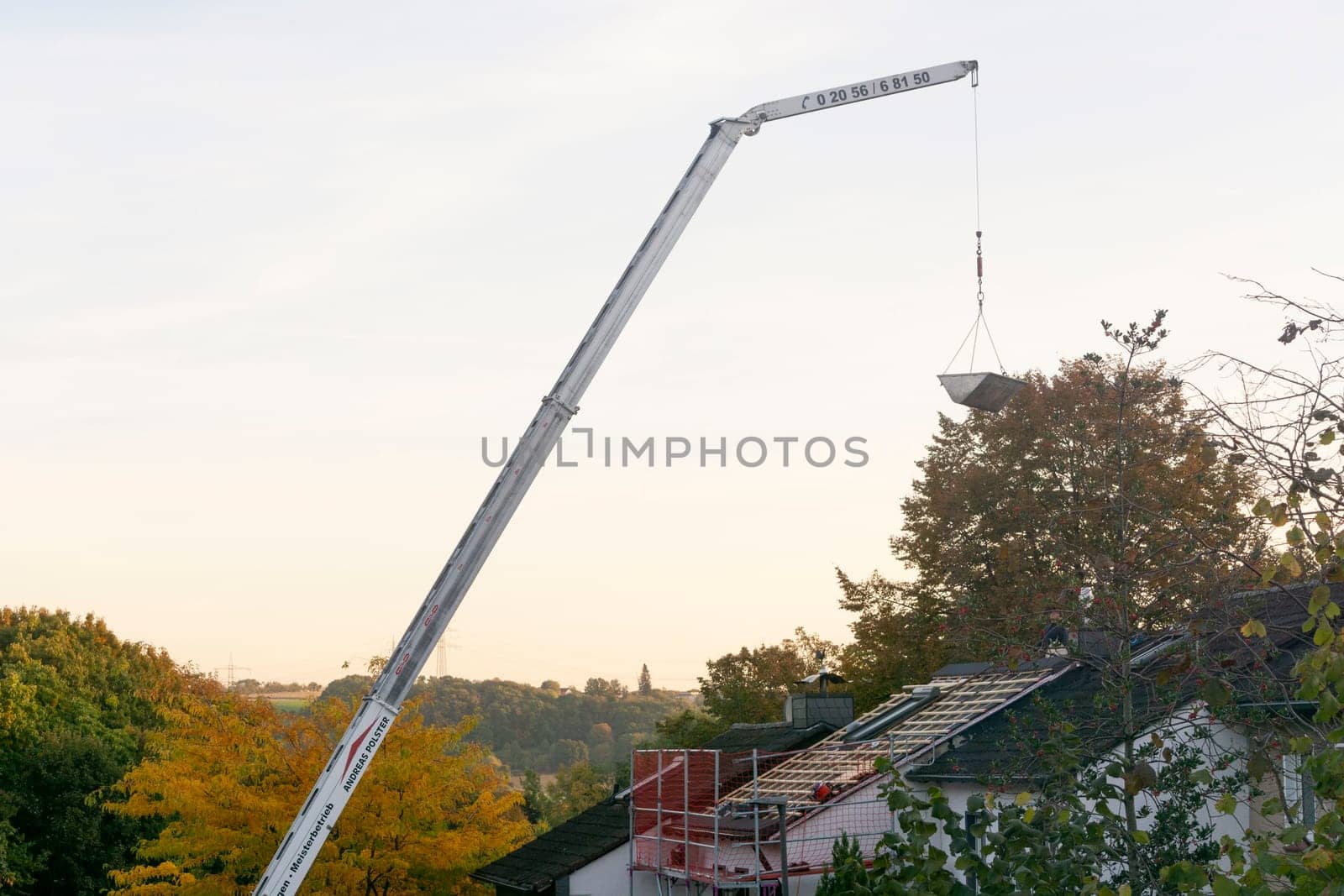 HEILIGENHAUS, NRW, GERMANY - OKTOBER 10, 2022:.Heiligenhaus, Nrw, Germany - Oktober 10, 2022:.Closeup of house roof top covered with ceramic shingles. Tiled covering of buildingMehrere Werte)