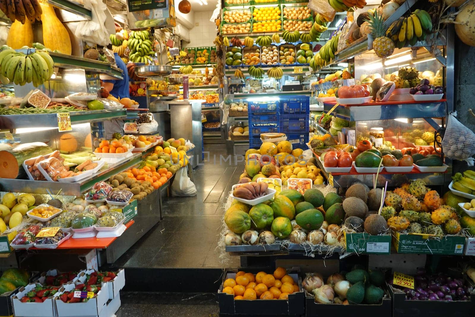 überwätigendes Obst- und Gemüseangebot in der Markthalle Mercado de Vegueta, Gran Canaria, Spanien, Las Palmas