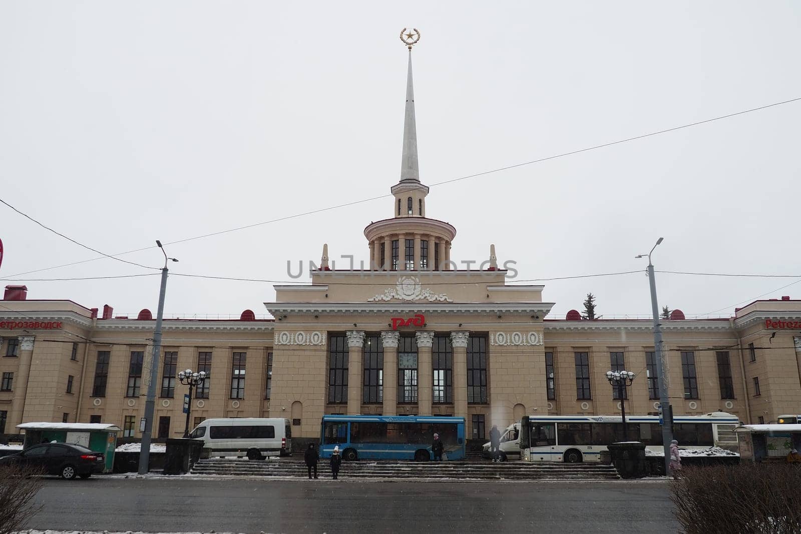 Petrozavodsk, Republic of Karelia, Russia, January 16, 2023. Gagarin Square, Lenin Avenue. The daily life of Russians. Public transport and cars are driving. Train Station. Snow, snowdrifts and slush