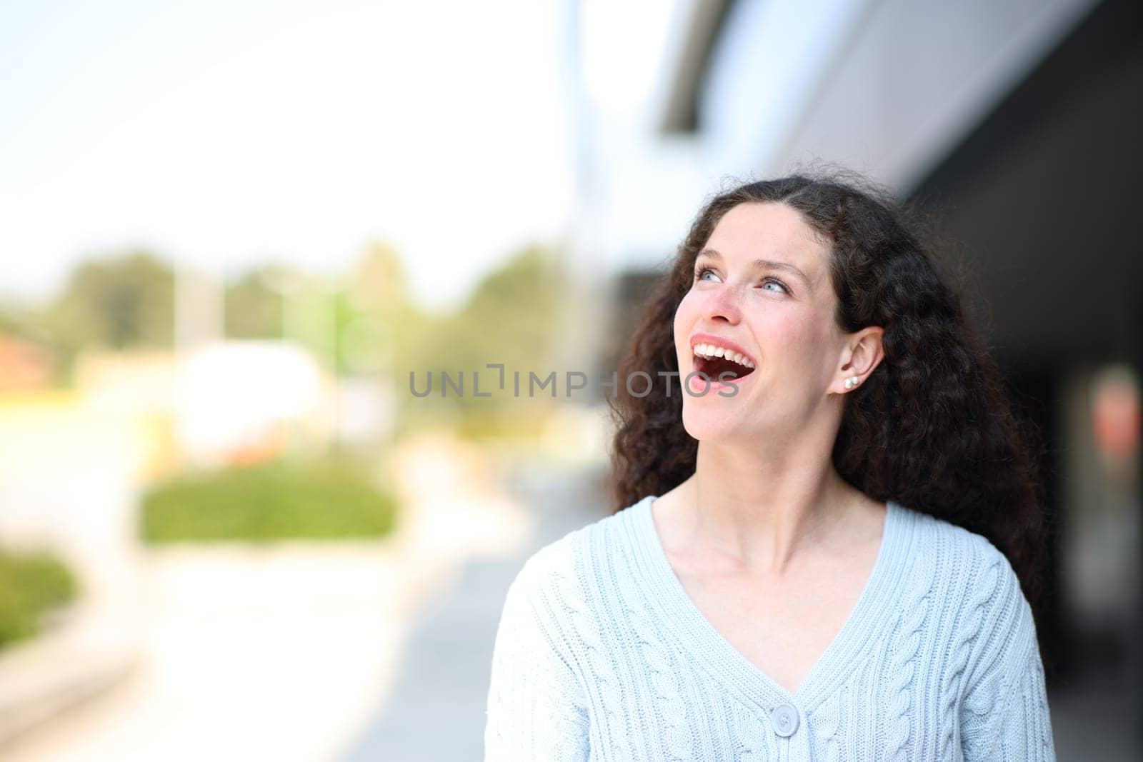 Front view of an amazed woman in the street looking at side