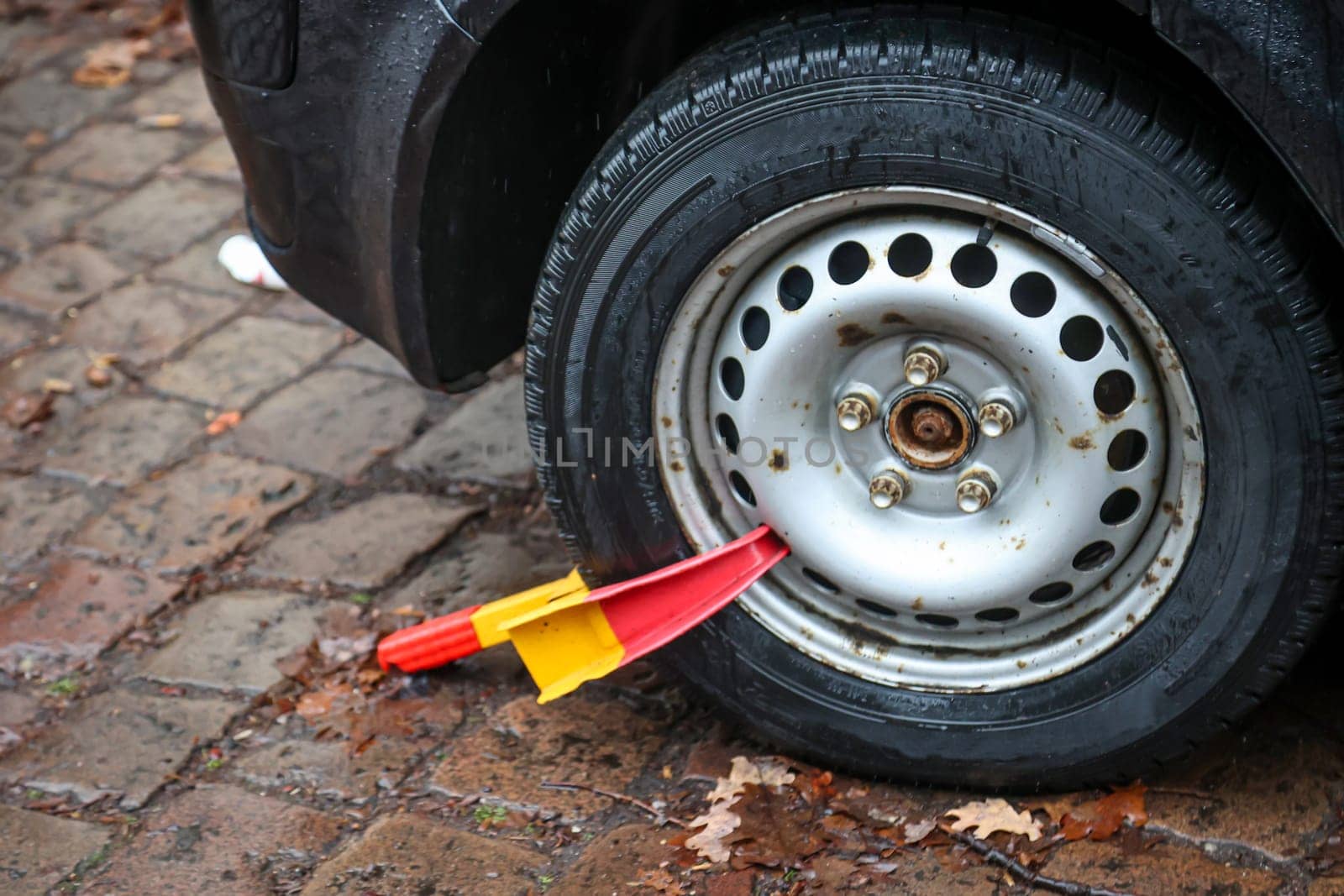 A car is prevented from moving forward by a parking claw, tire claw, immobilizer.