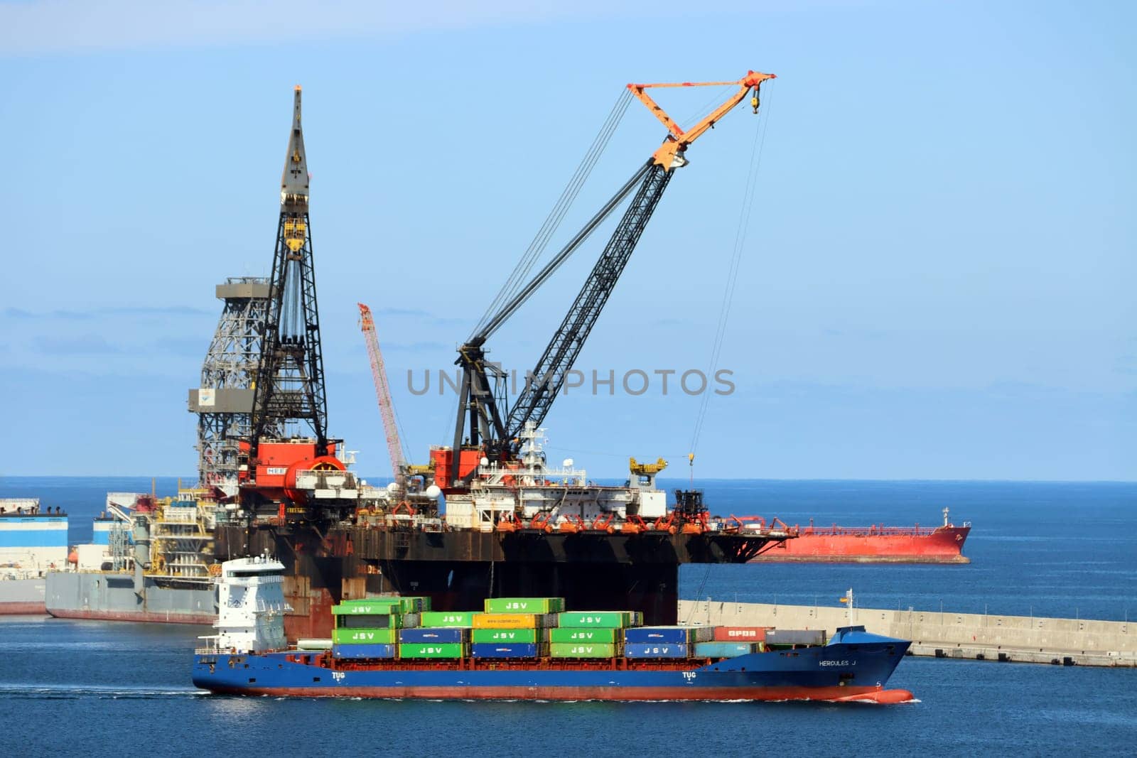 kleines Containerschiff verlässt den Hafen von Las Palmas, Gran Canaria, Spanien
