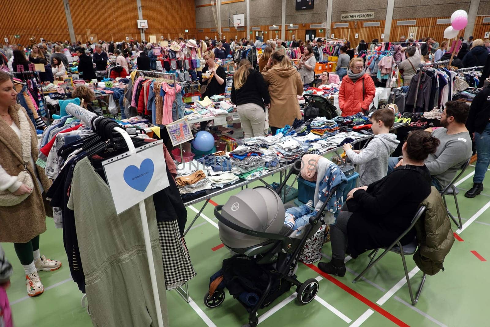 Kinder-Börse - Trödelmarkt für Kindersachen in einer Sporthalle - Symbolbild