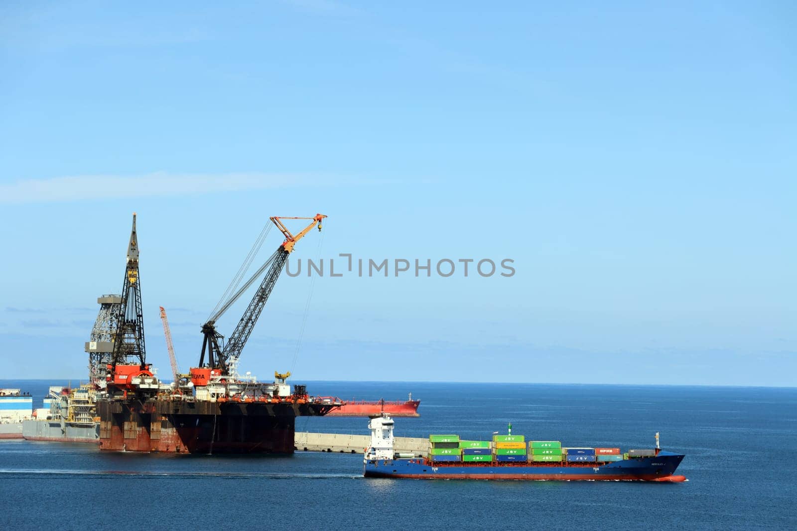 kleines Containerschiff verlässt den Hafen von Las Palmas, Gran Canaria, Spanien