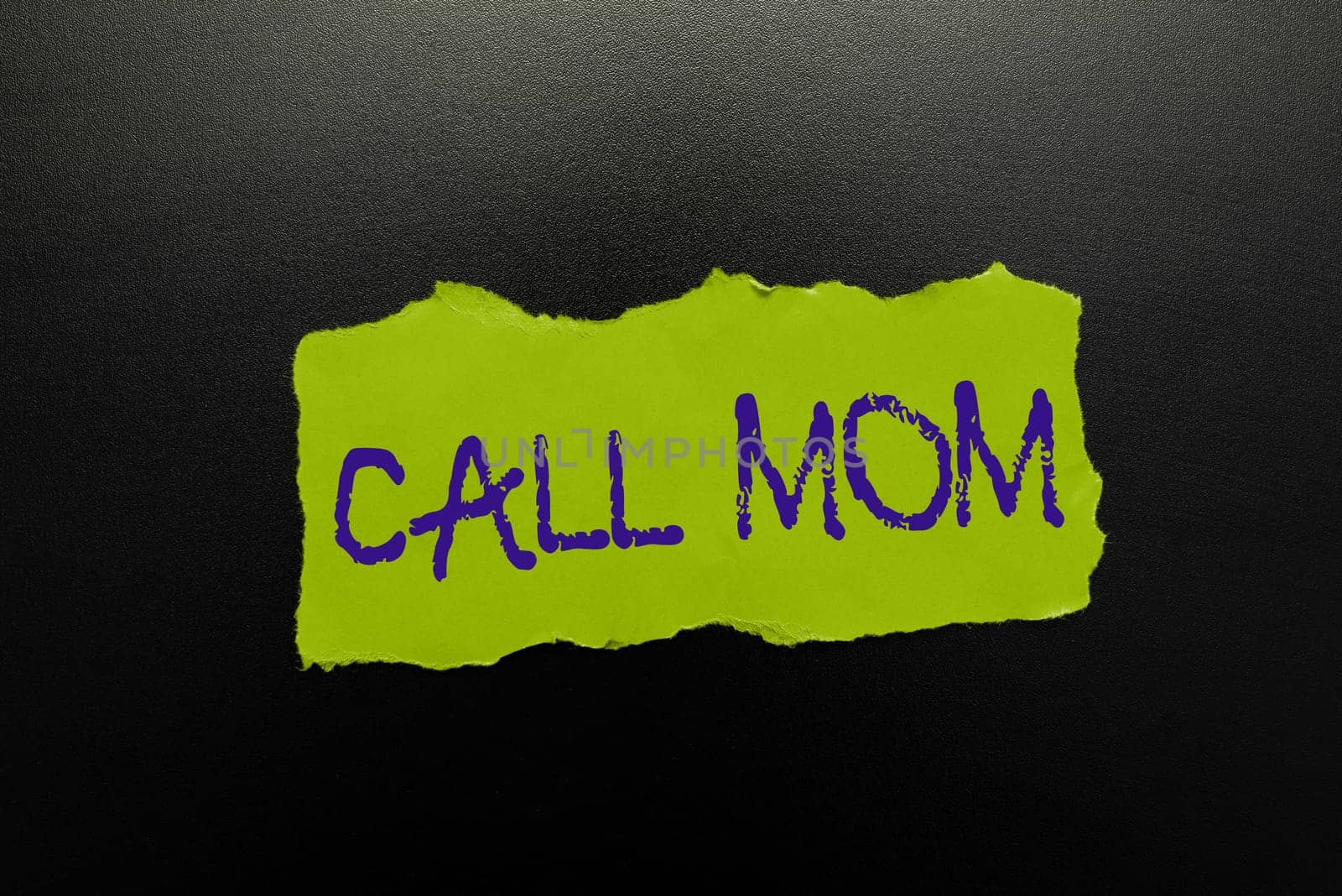 Conceptual display Call Mom, Concept meaning Attempting to communicate with the mother using the smartphone