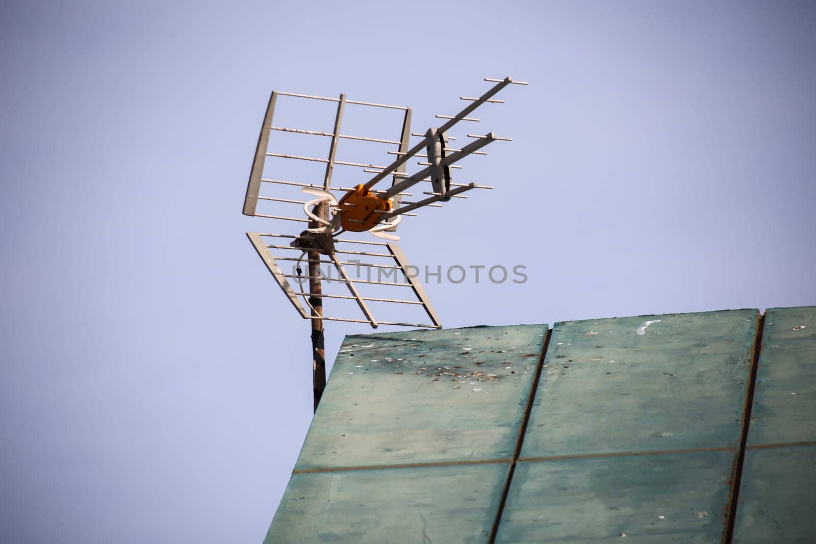 A VHF antenna for receiving radio signals is located on a roof.