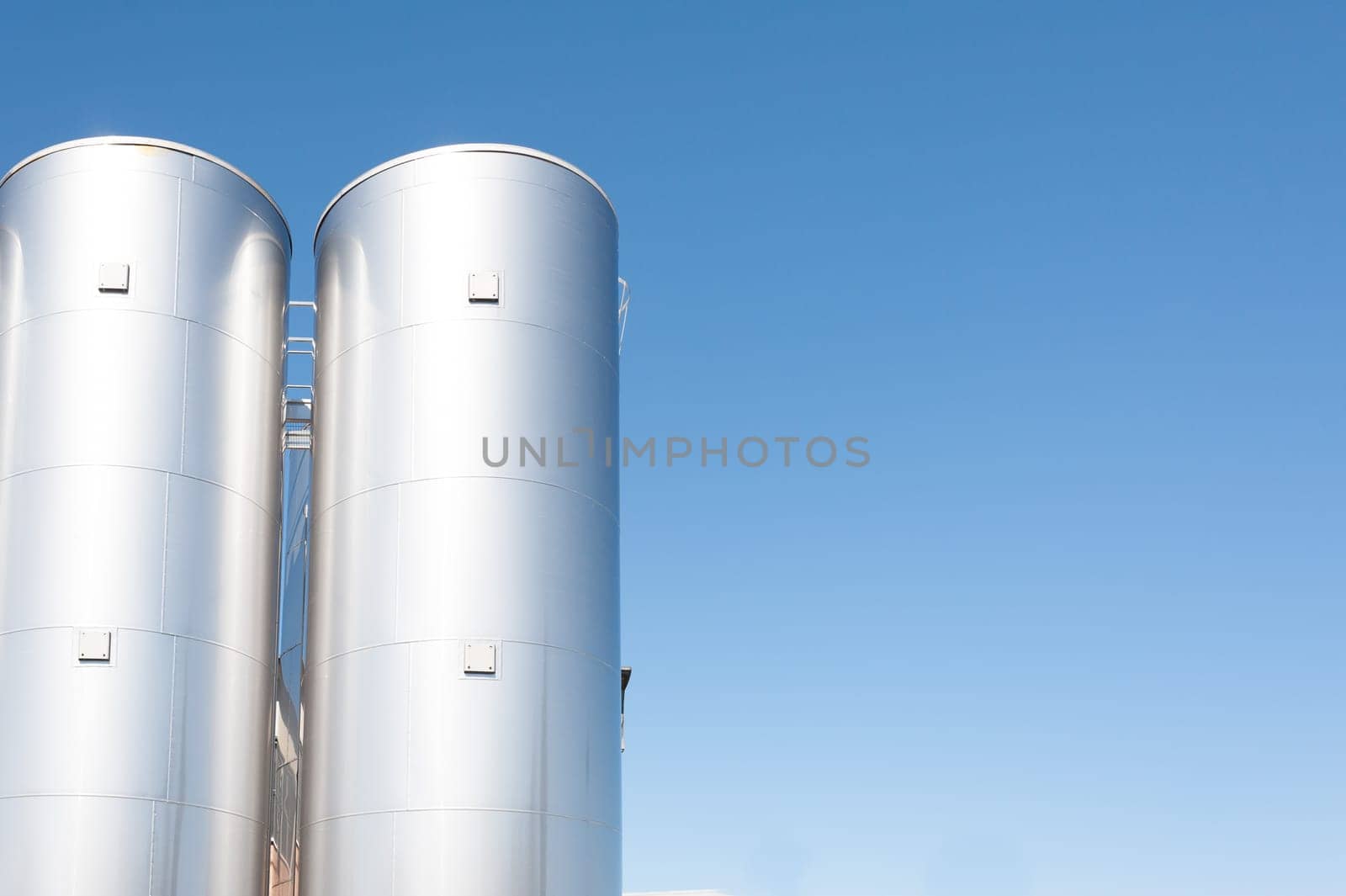 Industrial silos for chemical production, by stainless steel