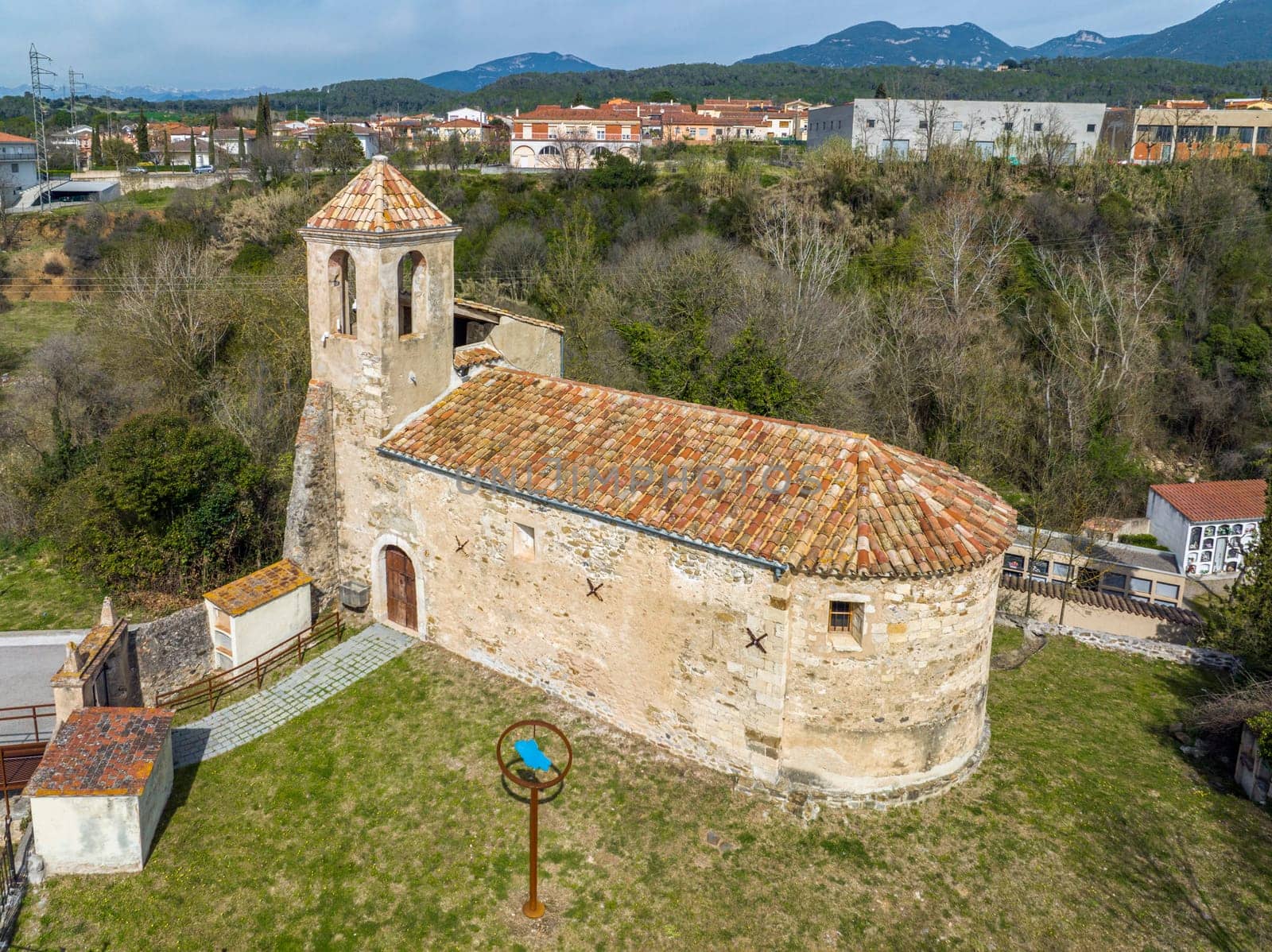 Sant Marti de Capellada is a small chapel in the municipality of Besalu, Garrotxa. It forms part of the Inventory of the Architectural Heritage of Catalonia.