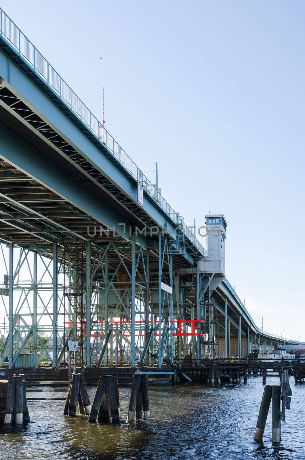 one bridge in gothenburg over the river to hising island