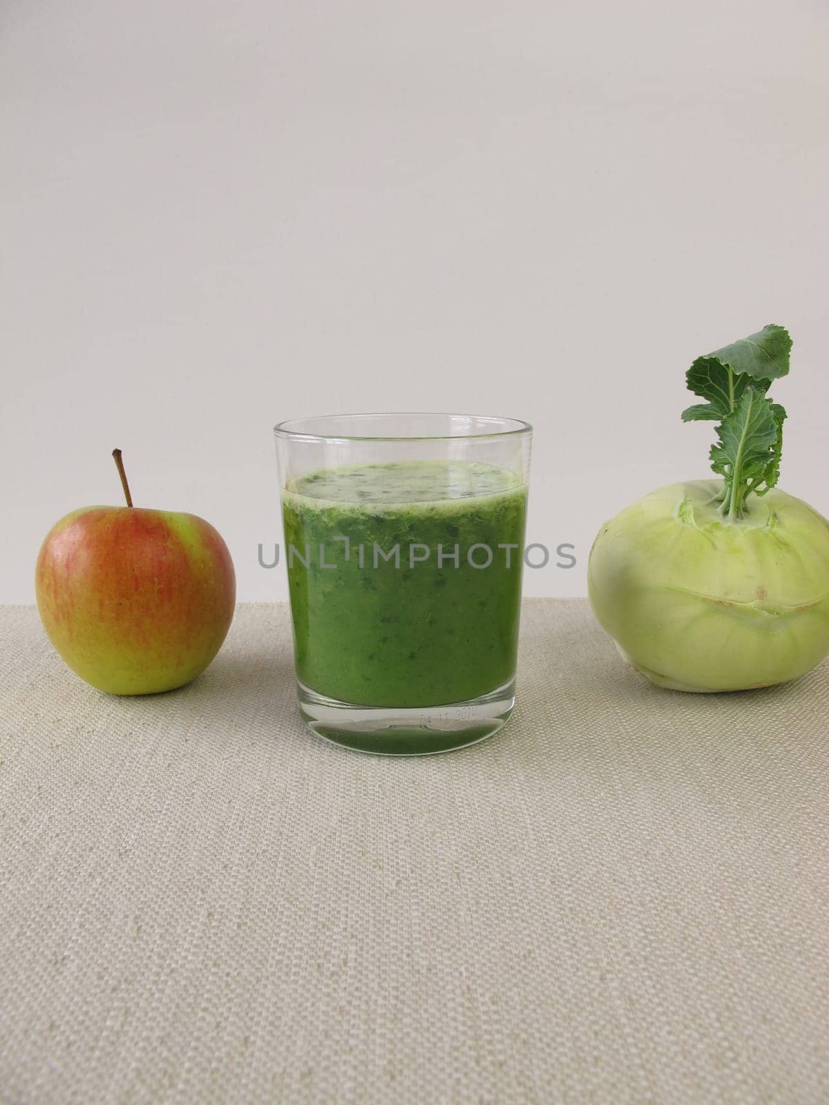 Green smoothie with apple and kohlrabi