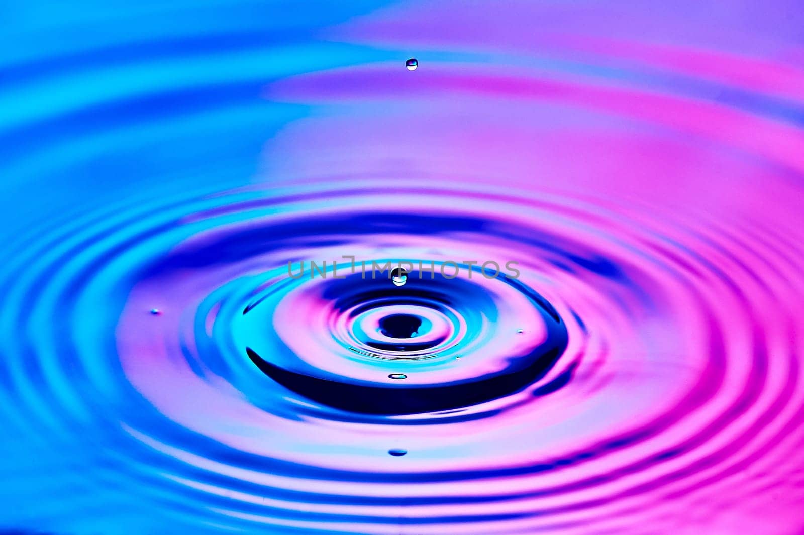 a drop of water falling into the water and creating waves. High quality photo