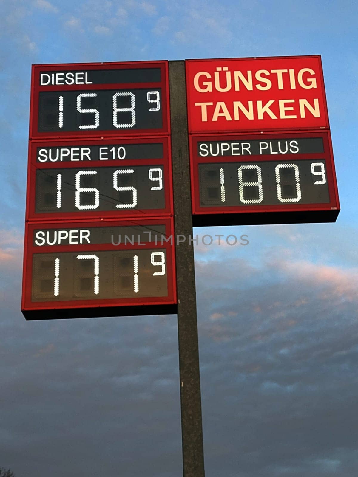 The fuel prices continue to tumble: Currently,the fuel prices are in the basement as not for a long time. In Freiburg im Breisgau (Baden-Württemberg/Germany),for example,a liter of diesel cost 1.589 euros on Tuesday evening. In long queues,motorists crowded to the gas stations. And for ADAC members who have a credit card from the automobile club,the fuel is even cheaper,because there is a 3 percent discount per liter.