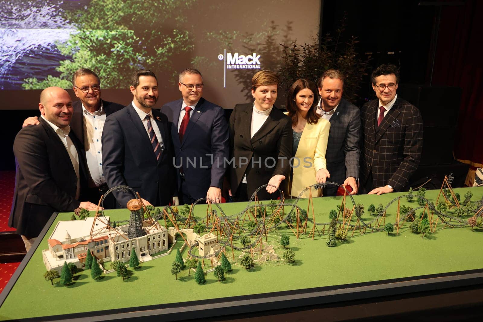 It still has to wait a bit,even if the new coaster is already finished,at least in the model. At the press conference for the season opening 2023,the model for the new coaster was presented in the Croatian themed area with representatives from Croatia and the operating family Mack.... at Europapark Rust